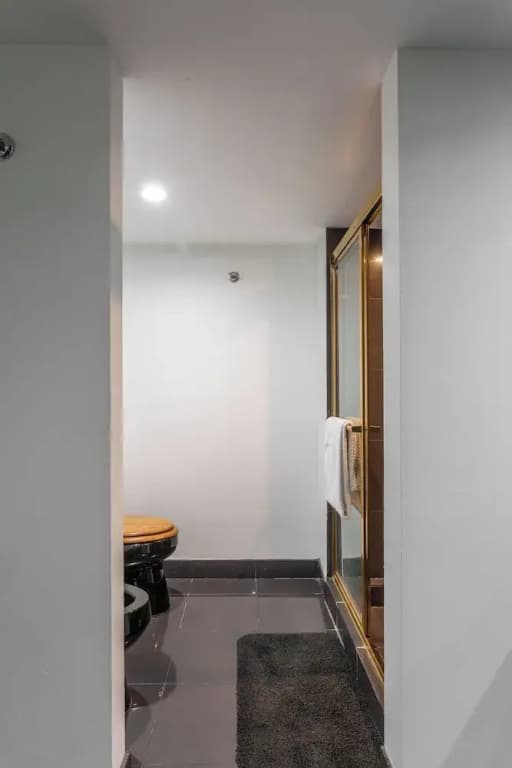 Spacious One Bedroom Centrally Located - photo 2