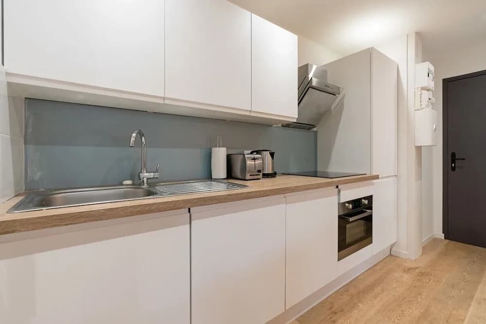 Bright 1-Bed Apartment, Perfectly Located in Paris - photo 13