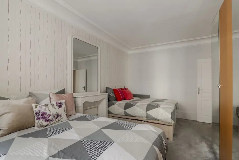 Luxury 4 Bed Residence - Next to Arc de Triomphe - photo 17