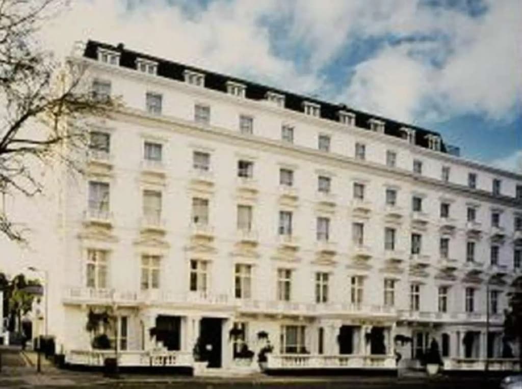 Hotel Henry VIII - photo 1