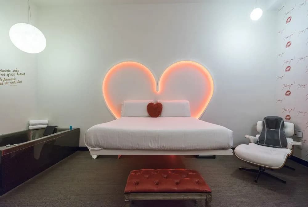 iRooms Jacuzzi Suites - photo 2
