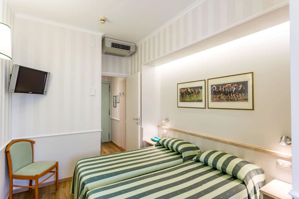 Hotel Flora - photo 11