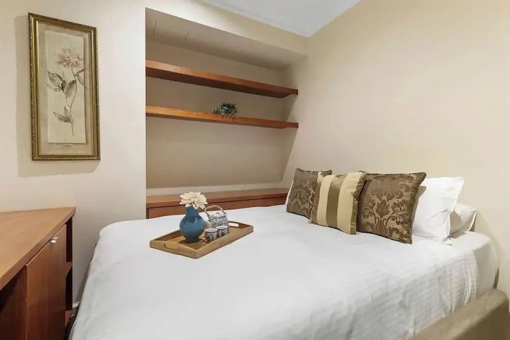 Stylish & Cozy 4BR Retreat With Free Parking - photo 10