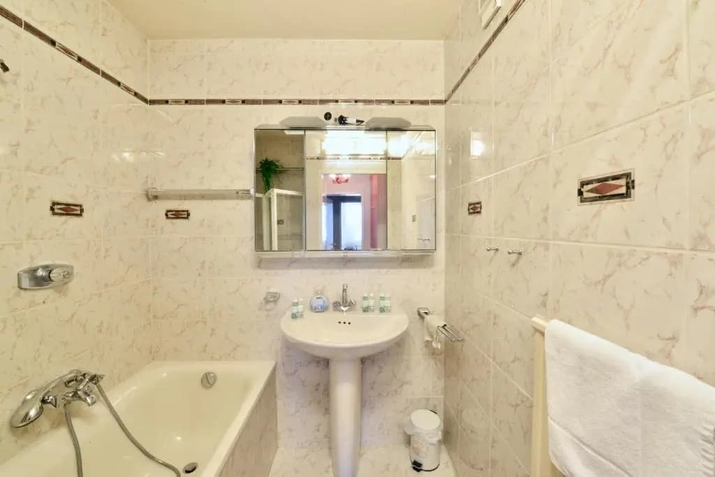 3-Bedroom-Flat With Parking Space - photo 8