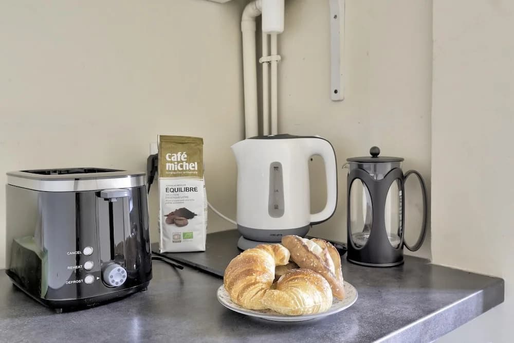 Classy and Cosy 1-bedroom Ensuite, 2min Walk From Cadet Metro - photo 4