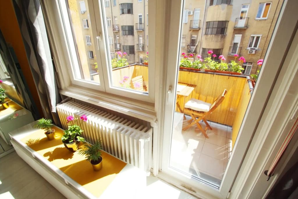 Sunny Studio with Balcony in Party District - photo 35
