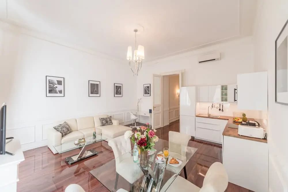Music Academy Bedroom Suite Café Vian Apartman Kft - photo 5