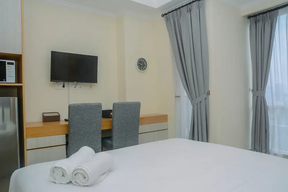 Pleasant and Simply Studio Room Menteng Park Apartment - photo 2