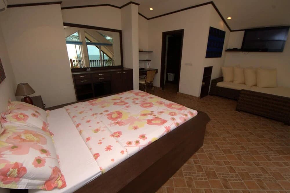 Beachfront Oasis With Private Pool and Jacuzzi on Samui's Bang Por Beach - photo 1