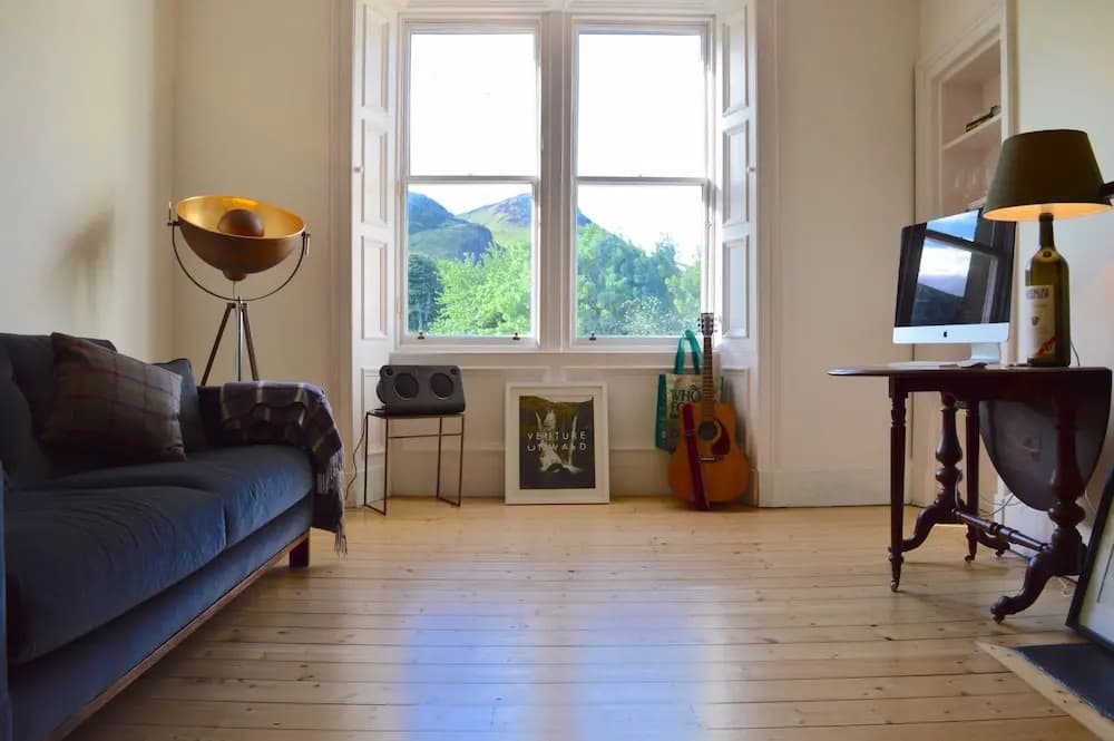 2 Bedroom Flat With Views of Holyrood - photo 2