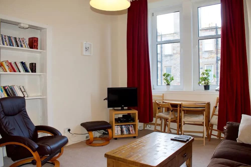 1 Bedroom Central Edinburgh Flat - photo 5
