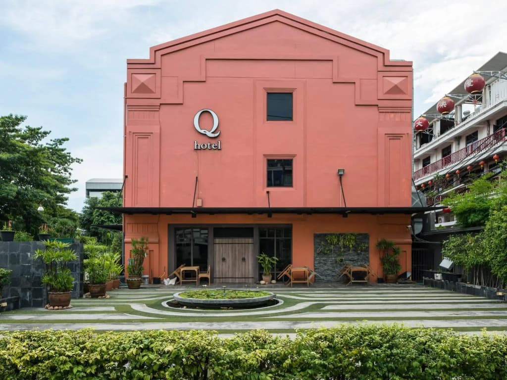 Q Hotel - photo 1