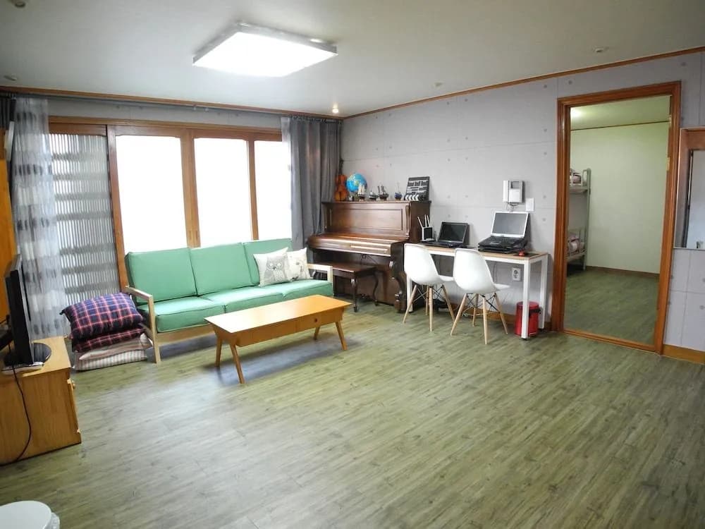Campfire Guesthouse - photo 2