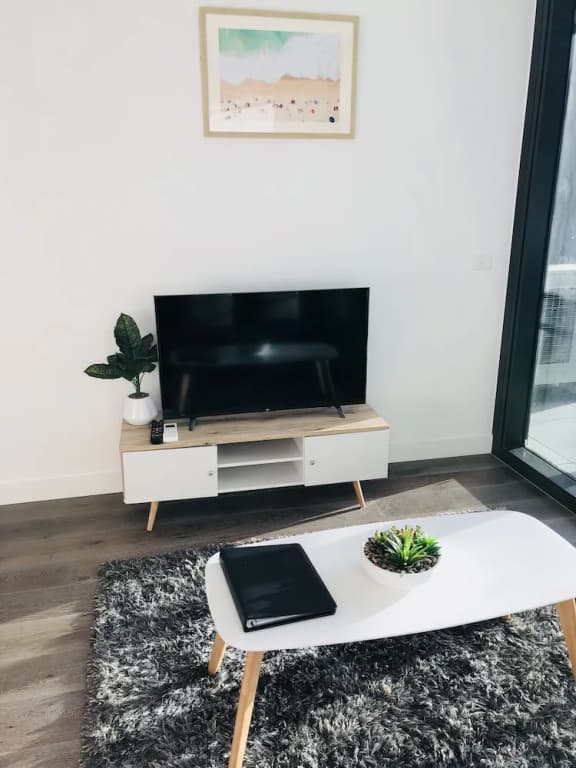 Explore Docklands Lovely Apartment LVL8 - photo 4