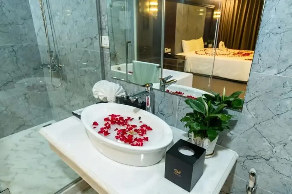 Peace Hotel Ha Long - photo 10