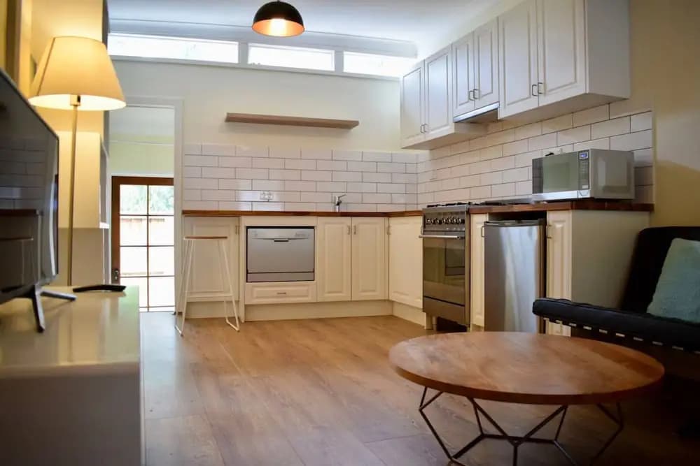 Stylish Cute Cottage in McMahons Point - photo 11
