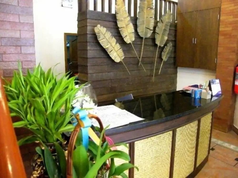 Red Balcony Hotel - photo 11