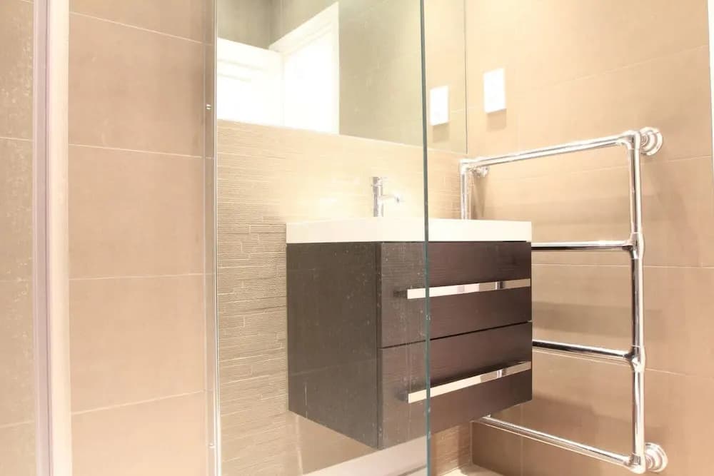 Distinctive Kensington 1-bed flat - photo 14