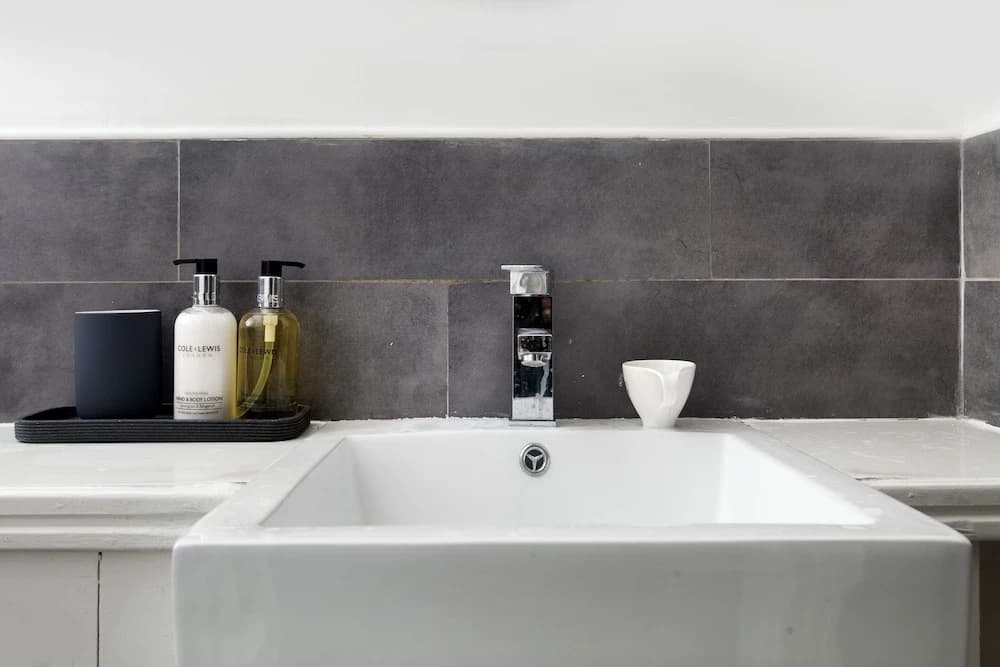 Luxury 2 bed apartment Warren Street - photo 6