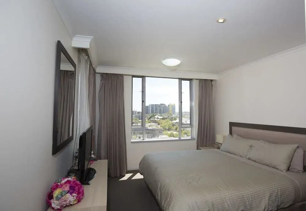 Stunning 2 Bedroom Apartment - photo 3