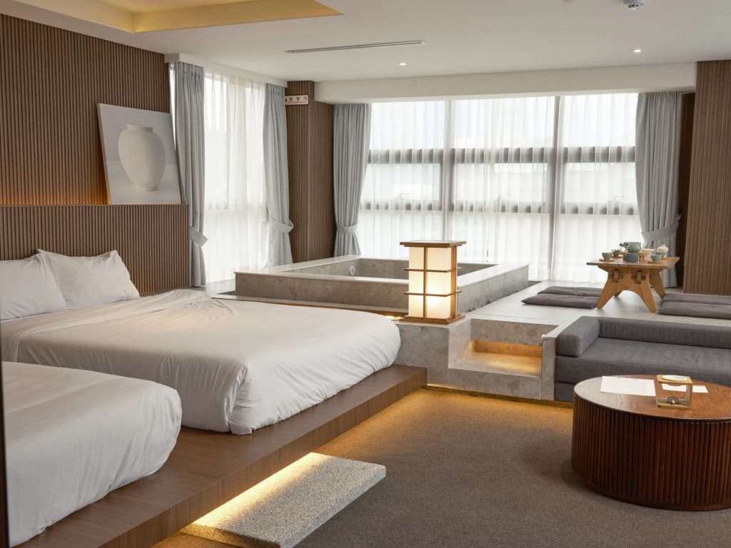 UH Hotel - photo 5