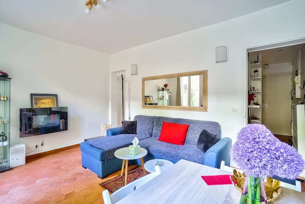 Charming 2 Room Apartment Near Square Louise-michel - photo 5