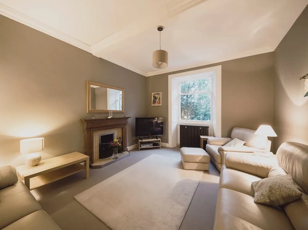 Beautiful 3 Bedroom Georgian Townhouse With Parking - photo 4
