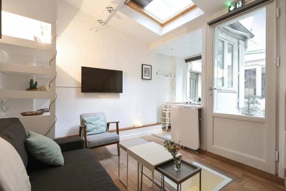 Small House Near the Eiffel Tower - photo 2