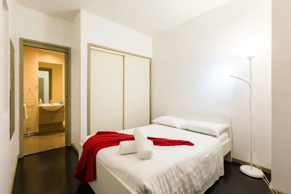 MEGAN, 2BDR Melbourne Apartment - photo 3