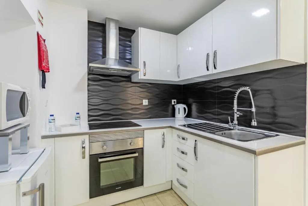 House Black & White - photo 3