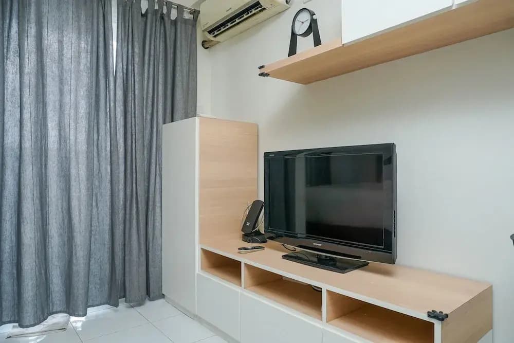Best Spacious Studio Belmont Residence Puri Apartment - photo 4