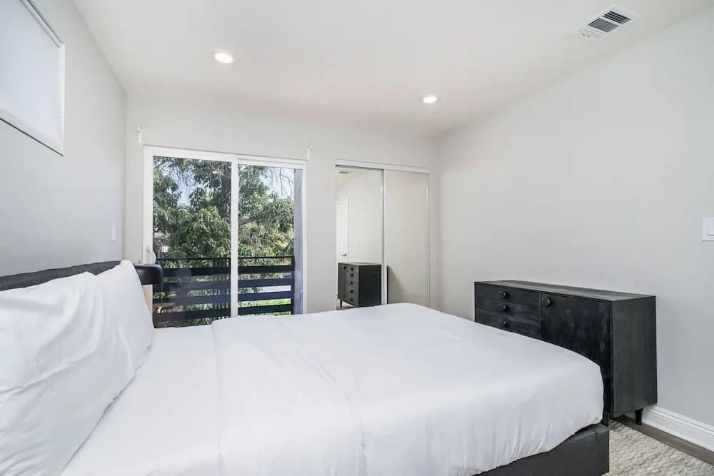 Brand NEW Luxury Modern 3bdr Townhome In Silver Lake - photo 2