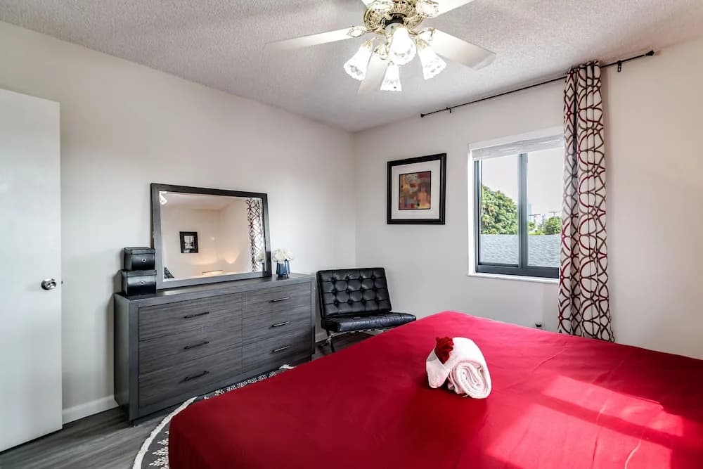 2 Bed2 Bath House with Backyard Jacuzzi - photo 2