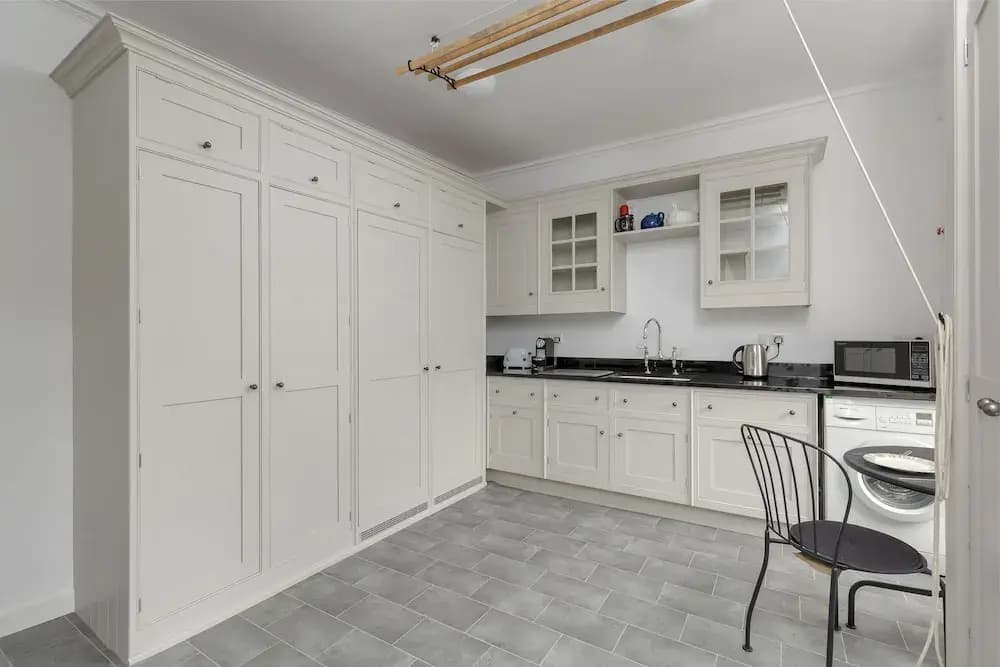 Classic Main Door Entry 2-bedroom New Town Apartment with Garden - photo 15