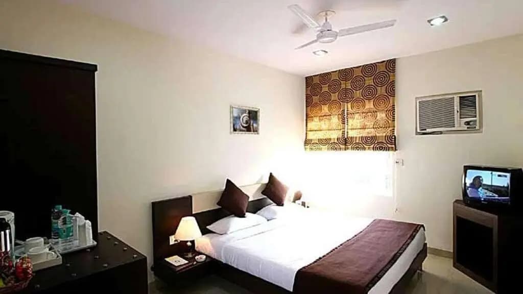 Hotel Gautam Deluxe - photo 7