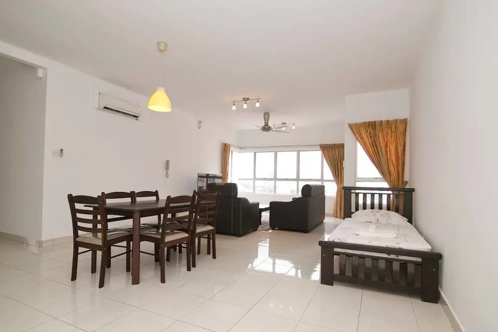 Comfy 3BR Home With Klcc View - photo 2