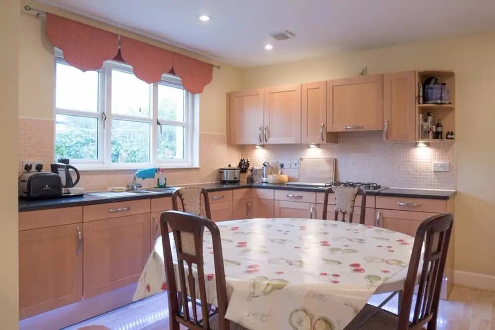 5 Bedroom House With Free Parking - photo 14