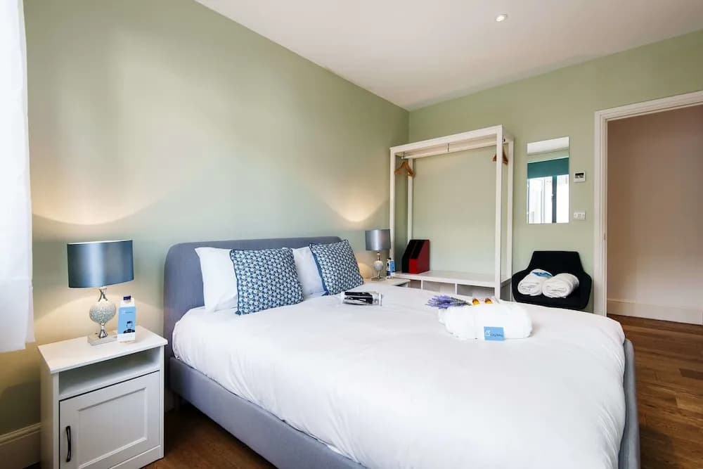 The Spacious Fulham Apartment - FOI - photo 8