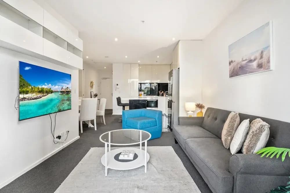 Stylish Southbank 2-bed Flat w/ Balcony - photo 4