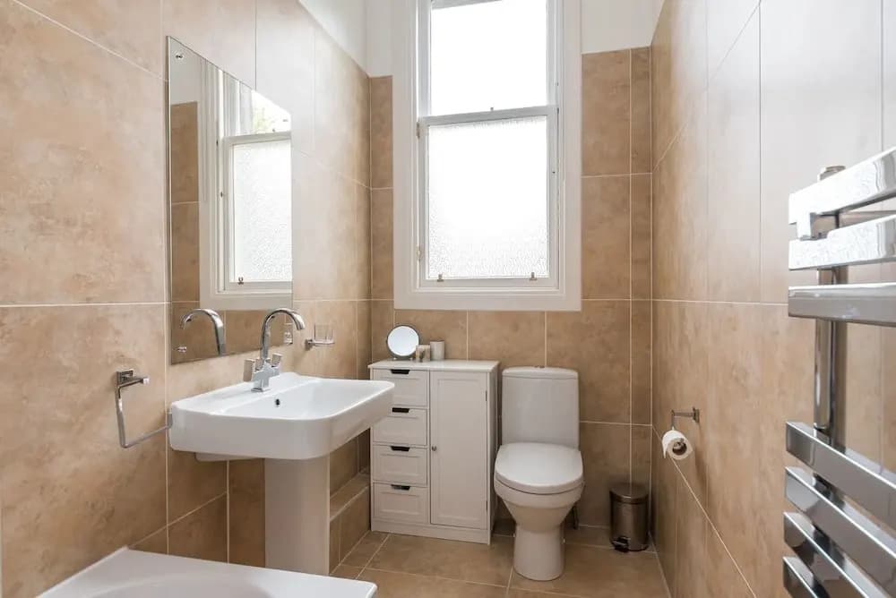 Sleek and Modern 2BR Home Near City Centre - photo 9