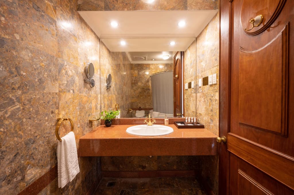 Hotel Majestic Saigon - photo 32