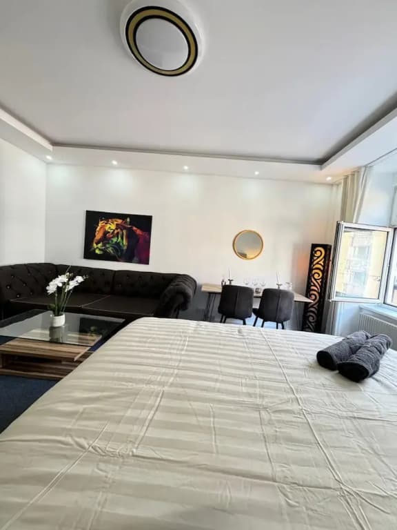 Spacious 7BR Apartment Prime Location - photo 5