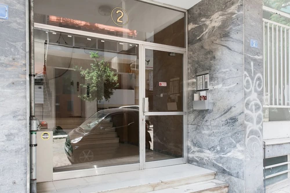 Dazzling 1BR Apartment in Koukaki - photo 1