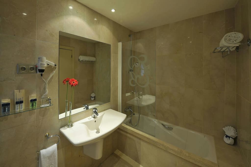 Hotel Roger de Lluria Barcelona - photo 11