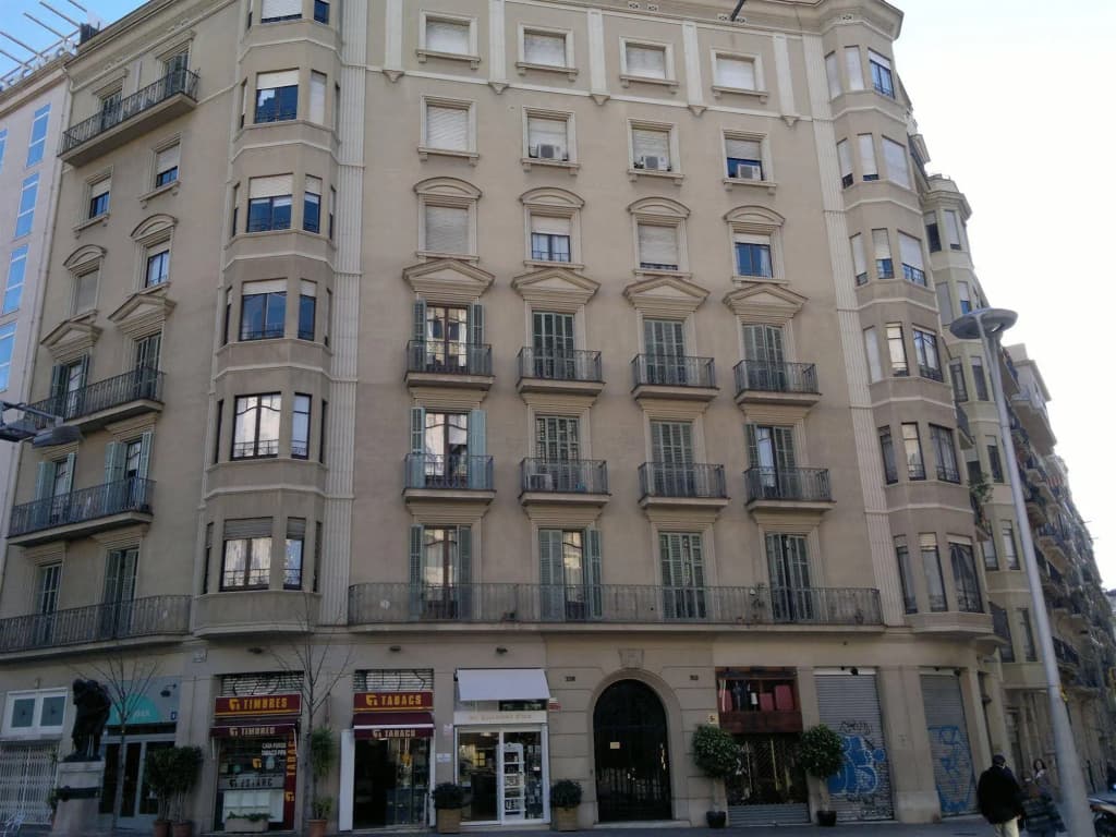 Ally's Guest House Barcelona B&B - photo 1