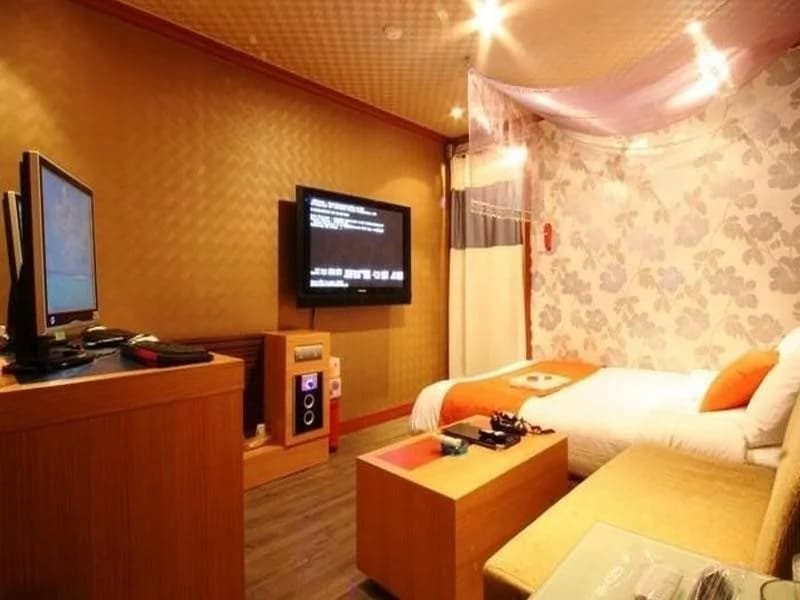 Plum Hotel - photo 2
