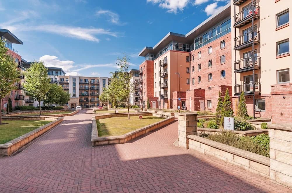 This fantastic 3 bed ground floor apartment has private parking too! - photo 9