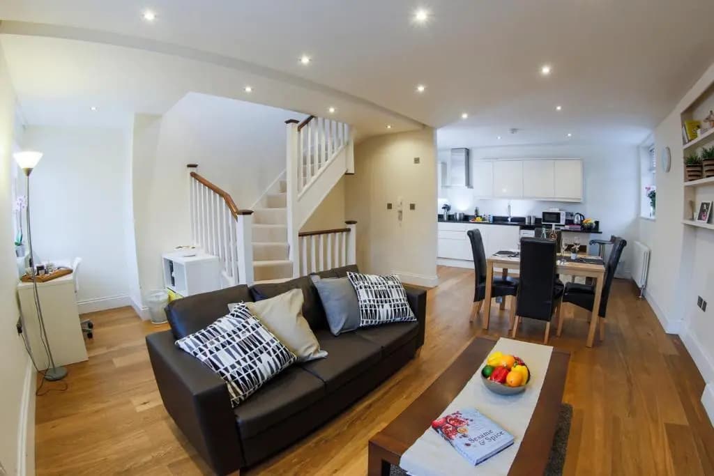 Finchley Central - Spacious Triplex - photo 6