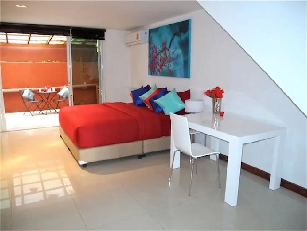 Sunrise 3 bedrooms Modern Apartment In Nai Harn - photo 1