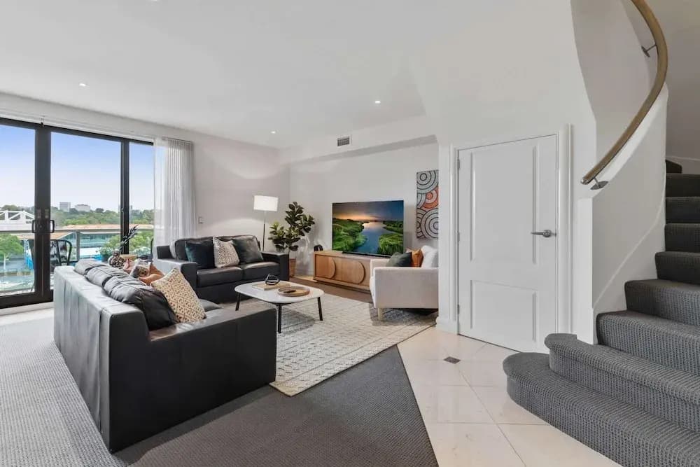 Spacious 3-bed Apartment by the MCG - photo 1